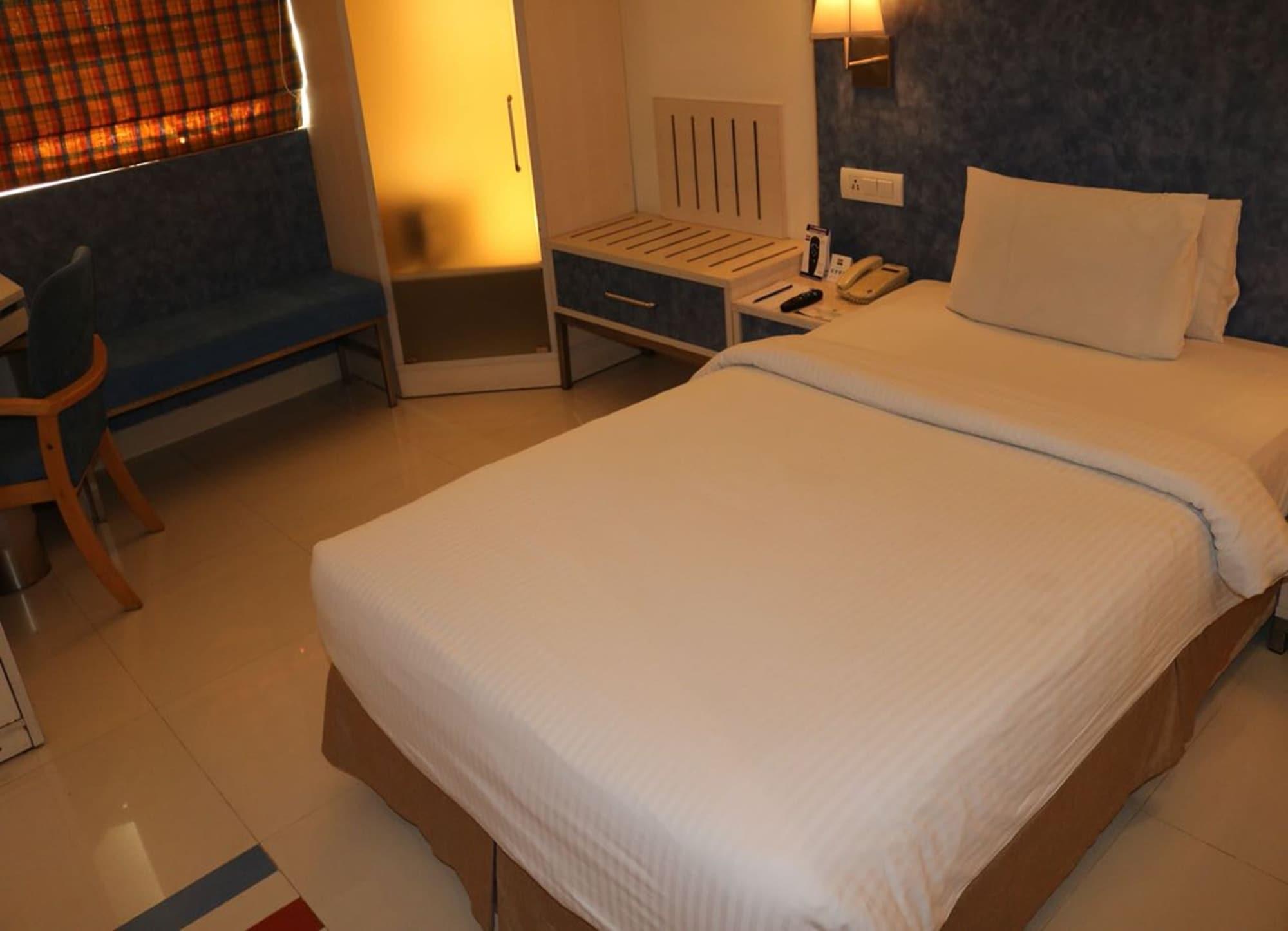 Aditya Hometel Hyderabad Bagian luar foto