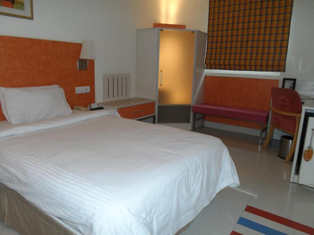 Aditya Hometel Hyderabad Bagian luar foto