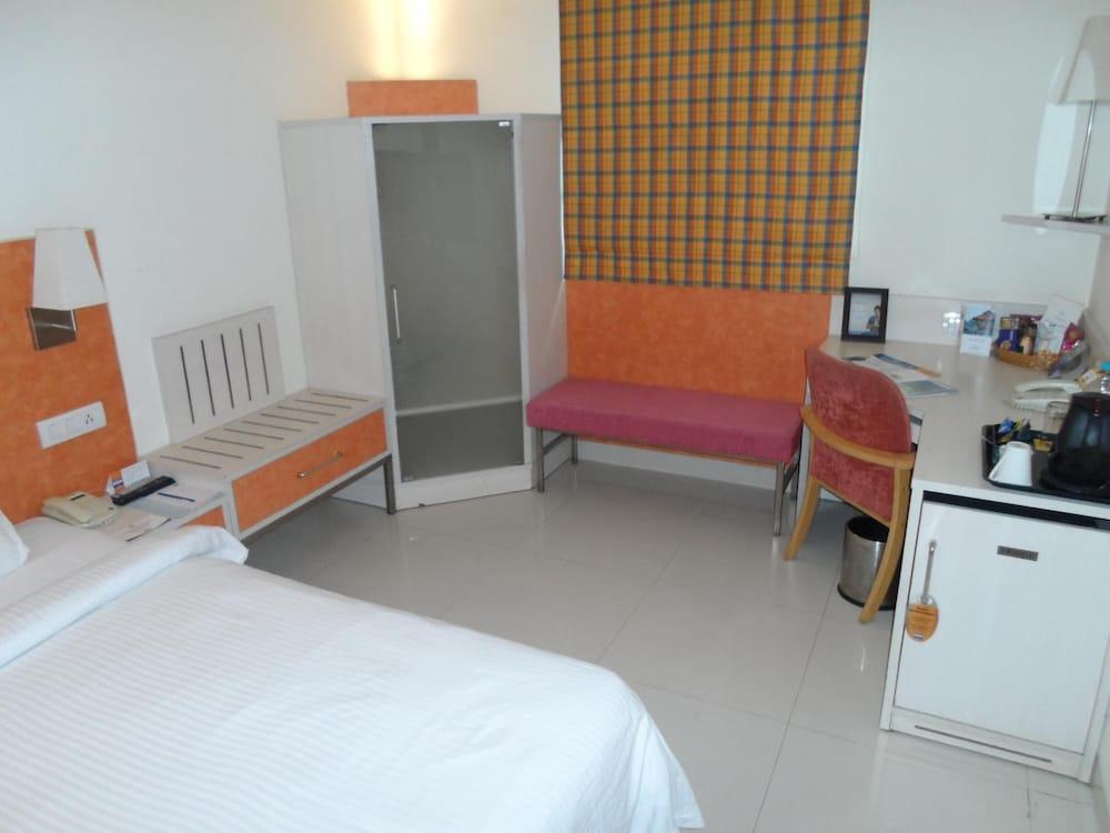 Aditya Hometel Hyderabad Bagian luar foto