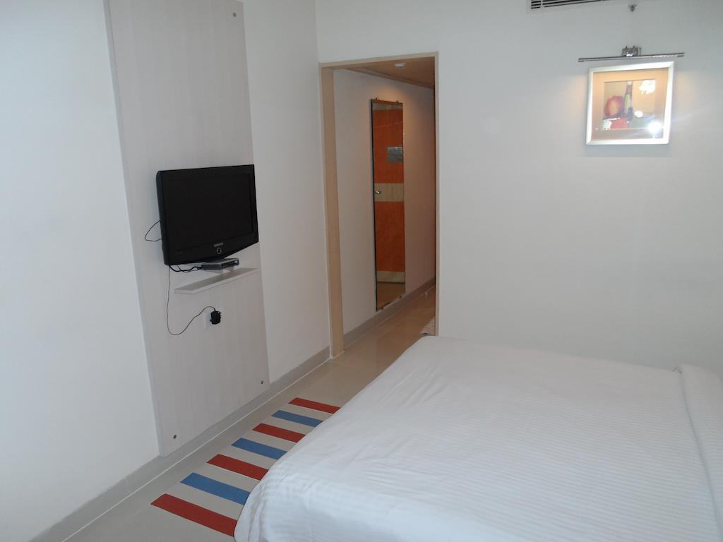 Aditya Hometel Hyderabad Bagian luar foto