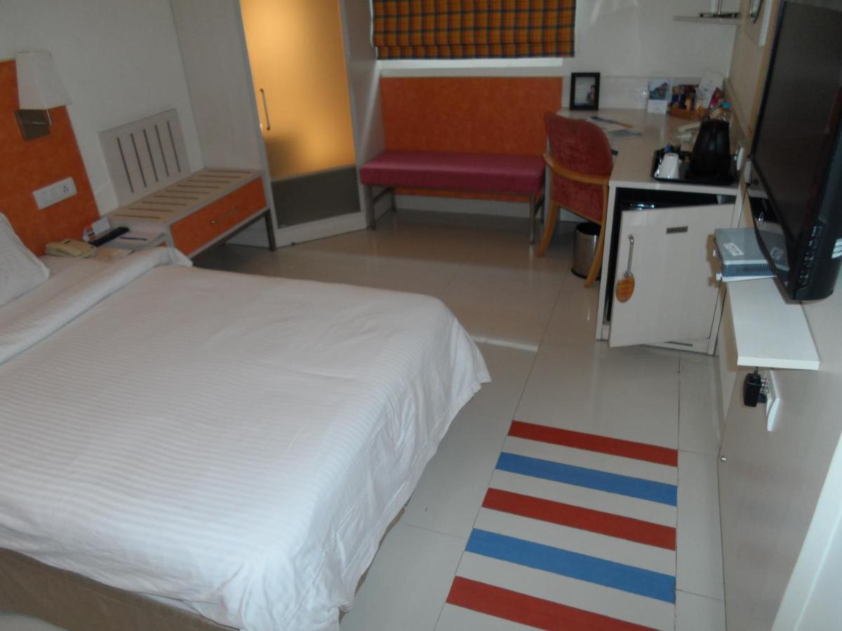 Aditya Hometel Hyderabad Bagian luar foto